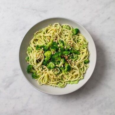 spaghetti me te broccoli me nga nati paina, te kai Mediterranean